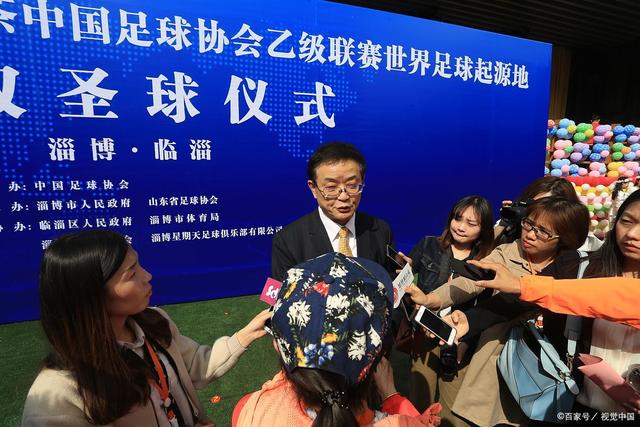 西多夫造访曼联训练基地，与球员亲密互动
